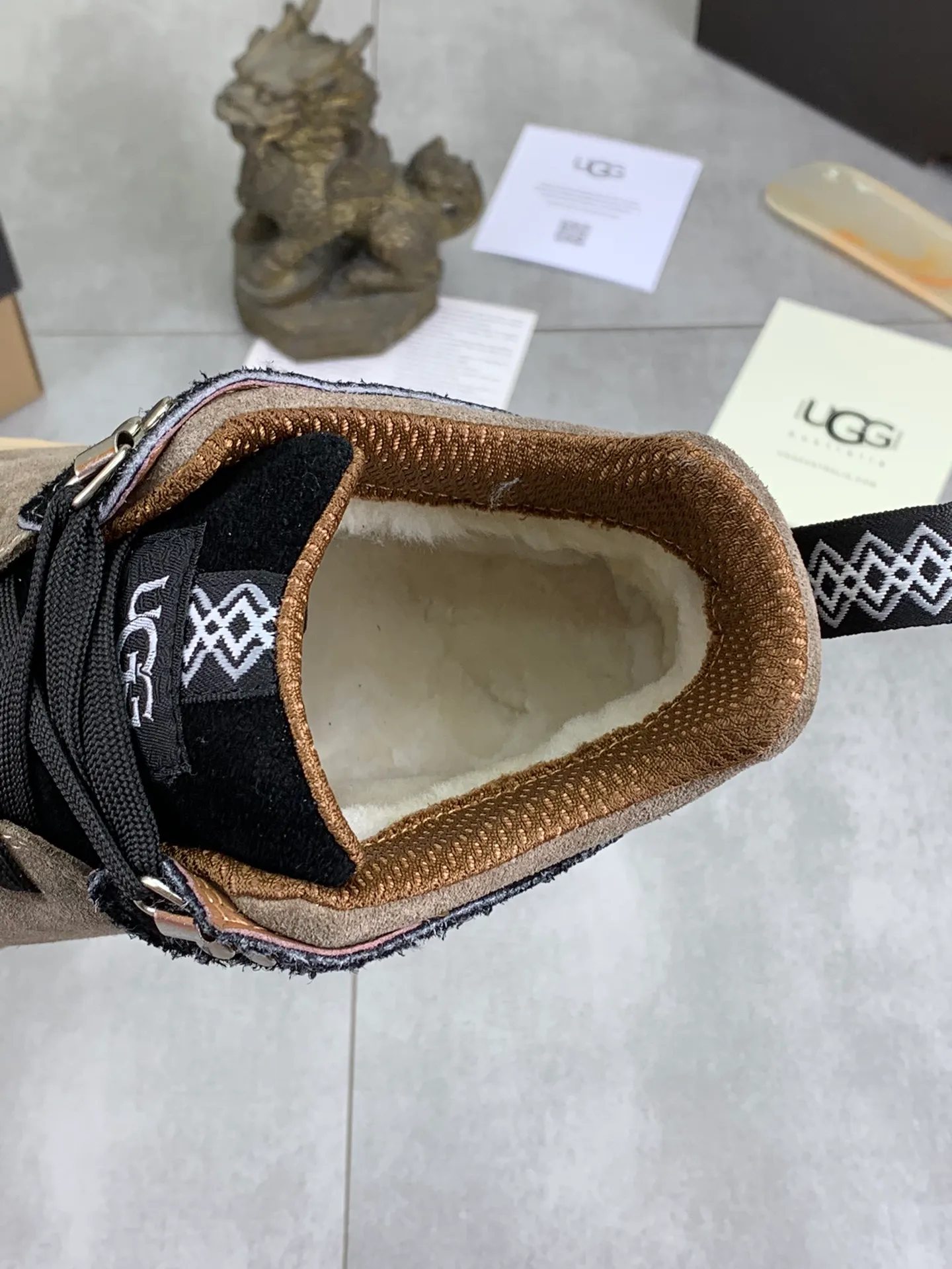 Men's shoes 💰P640 [New style] 💰 🆘 "Real wool" [UGG] 👉The popular men's shoes are synchronized with the official website 🔰The quality of the genuine products [satisfied] is not comparable to the imitations in the general market 🌀The upper is imported Italian frosted cowhide, and the lining is: foot pad 🅰️ grade 🐑Real wool👻Only Grade A can show the effect The hand feels smooth and delicate 🔱The shoe shape is grand, only genuine manufacturers can do it 🎄The perfect toughness of the original outsole 👻⬛️ allows customers to say goodbye to one-time consumption. Real wool lining, super warm. Available in black, brown and gray. Size: 39-44